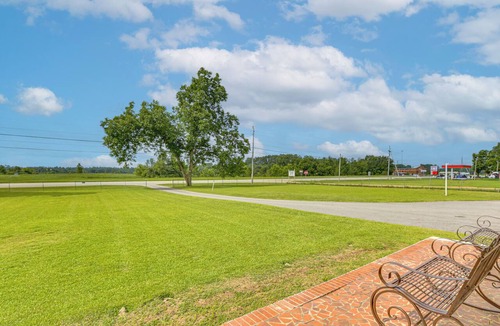 Albany House | Albany Home w/Large Yard, 5 Mi to Downtown!