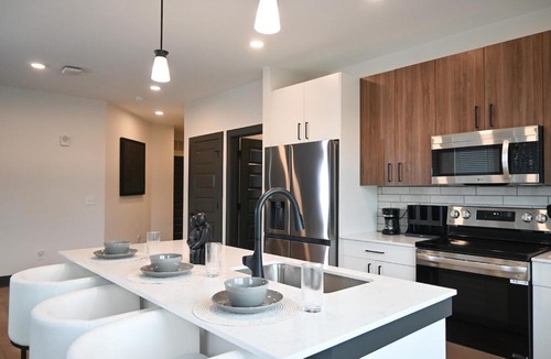 East Side Apartment | Alease Luxe Retreat Luxury 2BR Sleeps 4