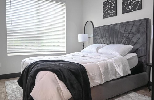 East Side Apartment | Alease Luxe Retreat Luxury 2BR Sleeps 4