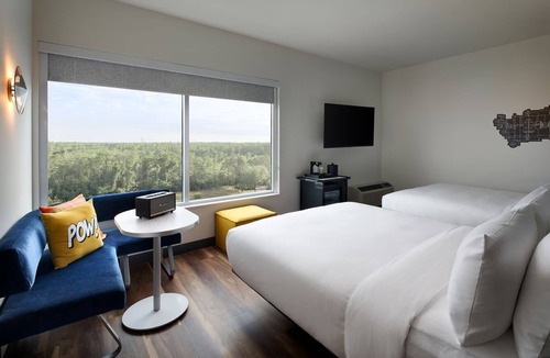 Williamsburg Hotel | Aloft Orlando | 2 Queen Room | Minutes to Universal Orlando & EPIC Universe