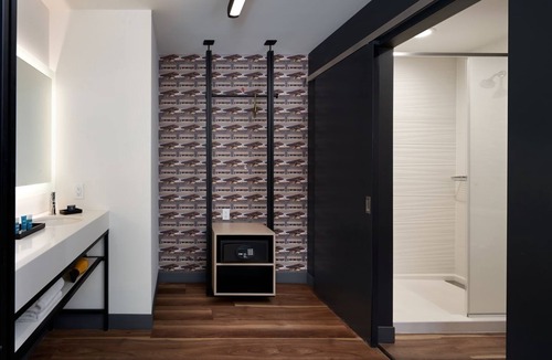 Williamsburg Hotel | Aloft Orlando | 2 Queen Room | Minutes to Universal Orlando & EPIC Universe