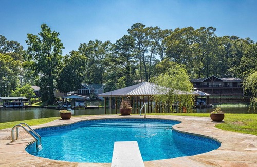 Deatsville House | Amazing Lake Jordan vacation home