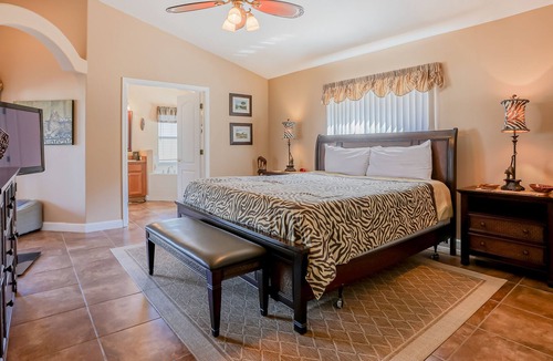 West Stonebridge House | Amazing retreat near Disney with WiFi, private pool/spa & patio seating
