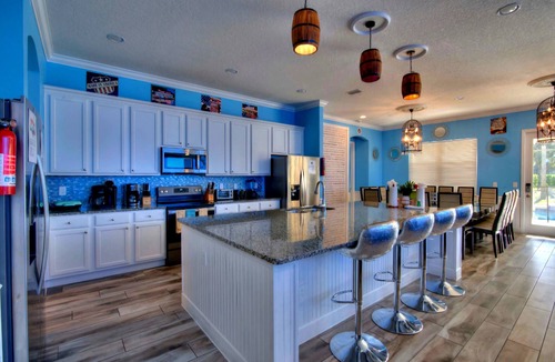 Loughman House | America Bowling Villa, 1 GB wifi, 14 en suites, 20 foot LED Video wall,sleeps 40