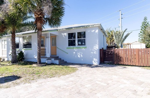 St. Augustine Beach Cottage | Anastasia Lodge-Family & Dog Friendly Beach Cottage