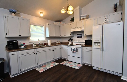 Bay St Louis Cottage | Annie's Cottage- Your Spring Fling Getaway in Bay St. Louis! 2 Adjustable Queens