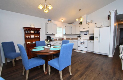 Bay St Louis Cottage | Annie's Cottage- Your Spring Fling Getaway in Bay St. Louis! 2 Adjustable Queens