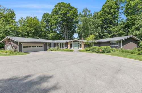 Bear Lake House | 🏡 Arcadia Bluffs Ranch – 46 Acres of Serenity | Near Lake MI Boat Parking ➠ 3528