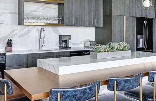 Castleberry Hill Resort | Atlanta 2BR Presidential Suite – Luxe Space, Full Kitchen & Walk-to-Attractions