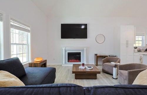 Lakewood House | Atlanta 6 Bed 4 Bath 3800sqft