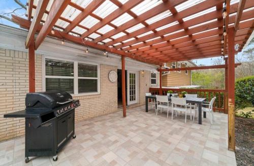 Decatur House | Atlanta Private Pool Retreat 5BR Home Sleeps 14