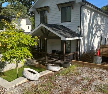 Summerhill House | Atlanta Unit 2 Room 1 - Quiet Private Bedroom Private Bathroom
