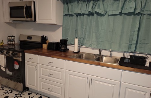 Grove Hill House | Attractive 2-bedroom, 1 & 1/2 bathroom house in Grove Hill w/WiFi and AC