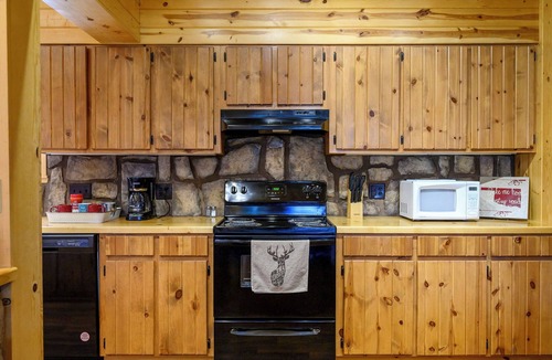 Smithville Cabin | ATV Trails + Hot Tub + Dog Friendly Cabin + Blackjack and Texas Hold’em Table