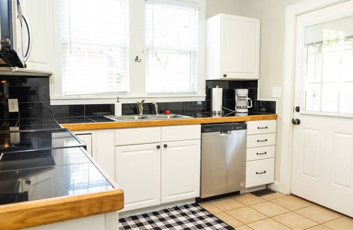 Opelika Cottage | Auburn Game Day Retreat 2BR Home Sleeps 4 Near Downtown Opelika