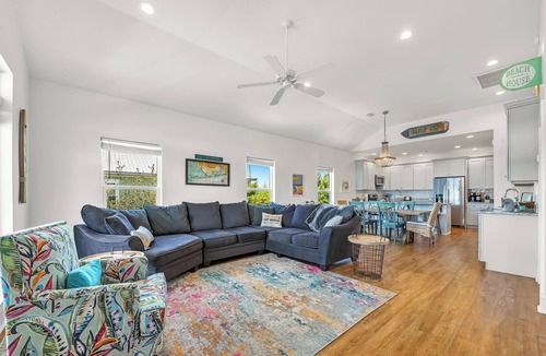 Morgantown House | Autumn by the Beach/Sunny Fall Savings/Walk to Gulf/Sleeps 10