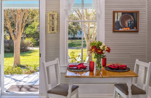 Rayne Cottage | Autumn Cottage: Sunlit Private Cottage in Cajun Country with Lake Views & Porch