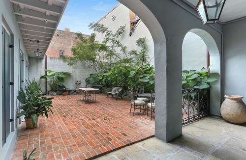 French Quarter Condo | Available for Jazz Fest! Renovated - 1 Bedroom, 1 Bath w/Balcony and Courtyard