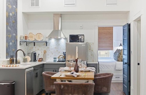 Downtown Jacksonville Apartment | Aviator Inspired 1BR at the Raven Pool