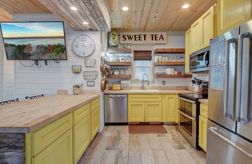 Quitman Cottage | Awesome Lighthouse Lake House on Greers Ferry Lake with private beach