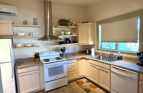 Palatka Cottage | Azalea Cottage – Walk to Riverfront & Downtown, Boat-Friendly Driveway