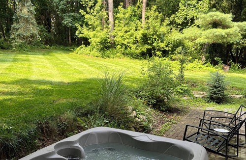 Cascade Cabin | Backyard Studio with Hot Tub