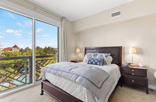 Baytowne Wharf Condo | Bahia Studio at Baytowne Wharf! Overlooks Tropical Pool, Hot Tub, Beach Tram!