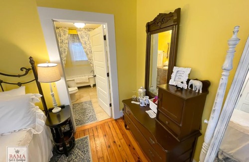 Tuscaloosa Hotel | Bama Bed and Breakfast - Capstone Suite