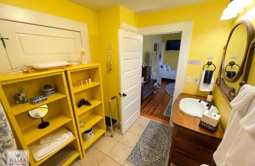 Tuscaloosa Hotel | Bama Bed and Breakfast - Capstone Suite