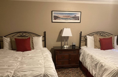 Tuscaloosa Apartment | Bama Den - Book for Football Season! Swimming Pool!