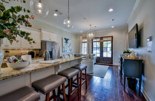 Tuscaloosa House | Bama Getaway - Walk to Downtown & Campus! Luxurious and cozy furnishings!