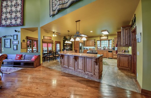 Tuscaloosa House | Bama Lakeside Retreat-Pools, Lake, Fire-pit, Child & adult fun!
