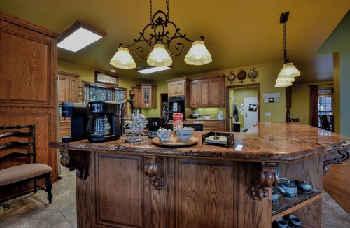 Tuscaloosa House | Bama Lakeside Retreat-Pools, Lake, Fire-pit, Child & adult fun!