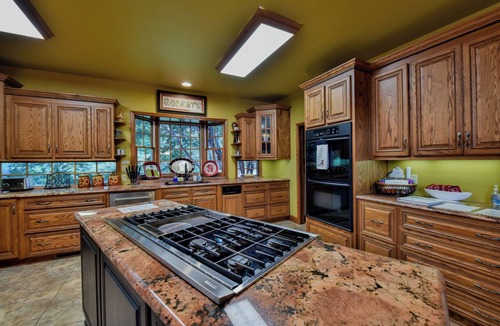 Tuscaloosa House | Bama Lakeside Retreat-Pools, Lake, Fire-pit, Child & adult fun!