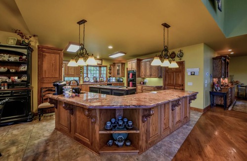 Tuscaloosa House | Bama Lakeside Retreat-Pools, Lake, Fire-pit, Child & adult fun!