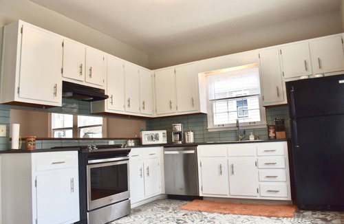 Lake Claire House | Barb’s hip bungalow in historic Lake Claire w/in walking distance to lots of fun