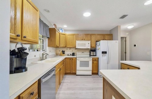 Chatham House | Bargain prices. Two king and one queen bed. Pet friendly. Golf cart included.