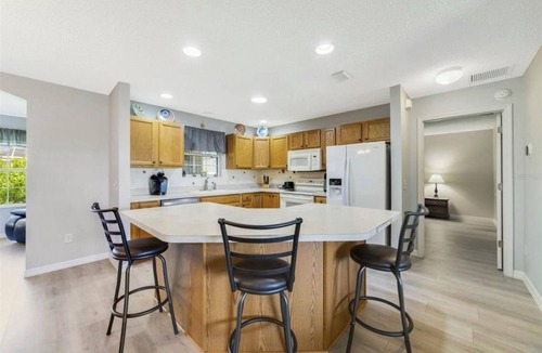 Chatham House | Bargain prices. Two king and one queen bed. Pet friendly. Golf cart included.