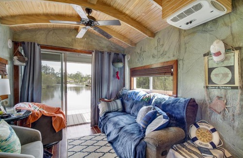 Shoreline Park Apartment | Bay St Louis Houseboat 6 Mi to Old Town & Beach!