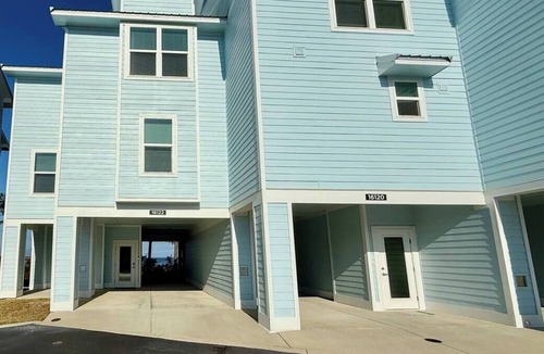 Innerarity Townhomes House | Bayside Bliss: Beautiful Views & Pool!