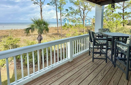 Innerarity Townhomes House | Bayside Bliss: Beautiful Views & Pool!