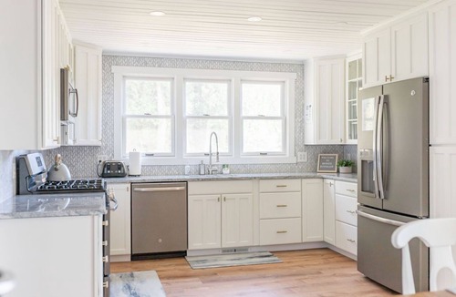 Hessel Cottage | Bayside Bungalow: Waterfront Fun | Swim, Kayak & Enjoy Summer Lake Life