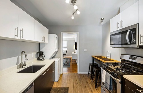 Buckhead Apartment | (BC1bD) Safe + Clean Condo only Blocks from Piedmont Hospital