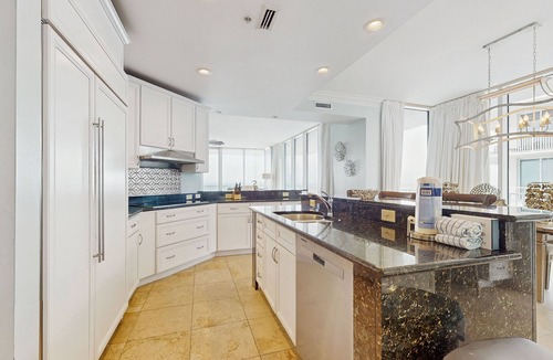 Ono Island Condo | Beachfront 10th-floor condo with Gulf view, pool, gym, & balcony