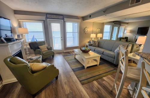 Traverse City Condo | Beachfront, Balcony, Fireplace! - North Shore Inn Unit 204