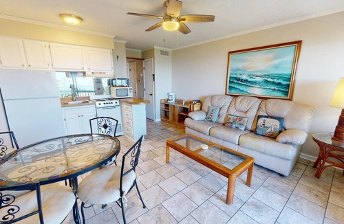 Tybee Island Condo | Beachfront condo w. balcony views, community pool + beach access.