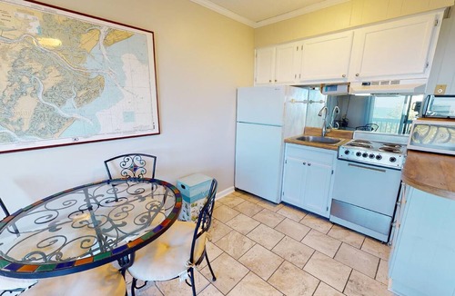 Tybee Island Condo | Beachfront condo w. balcony views, community pool + beach access.