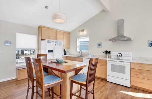Surf Side Shores House | Beachfront | Pet Friendly | Incredible Views