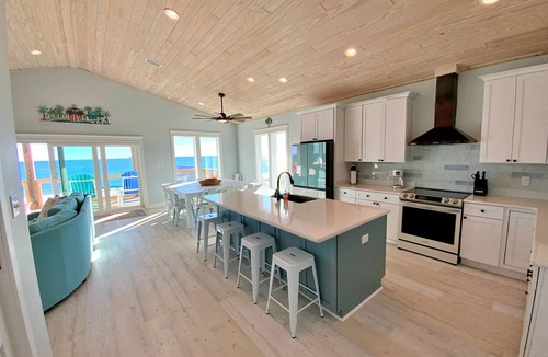 Southpointe House | Beachfront, Private Pool and Elevator