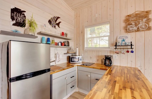 Carrabelle Cottage | Beachfront Retreat w/Dock in Lanark Village!